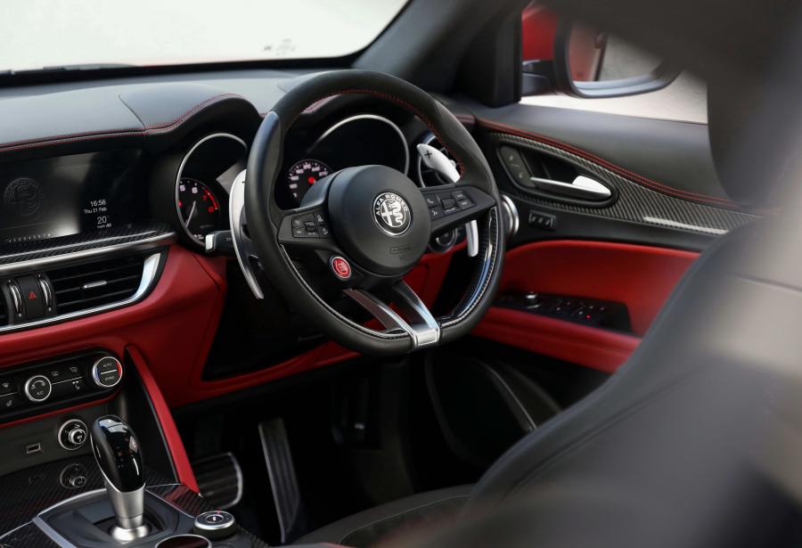 Интерьер Alfa Romeo Stelvio Quadrifoglio (949) 2019 года  (AU) (фото 6 из 34)